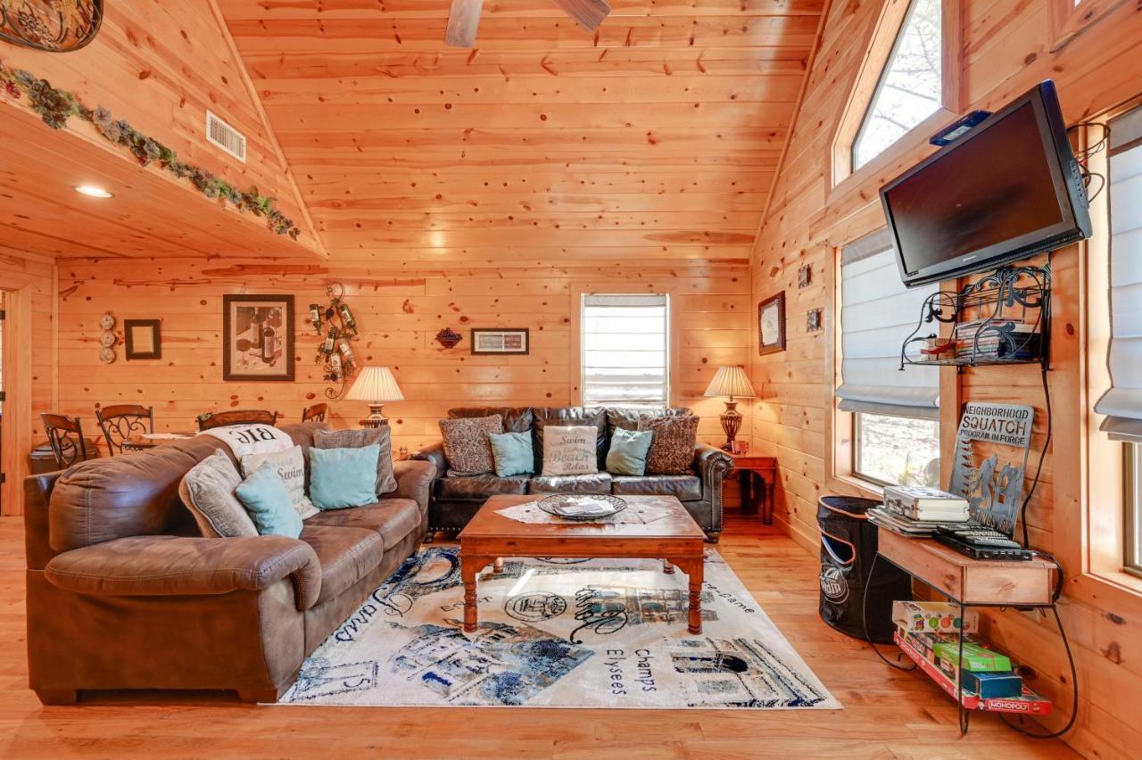 With Hot Tub And Fire Pit, Near Lake! Holiday home Broken Bow