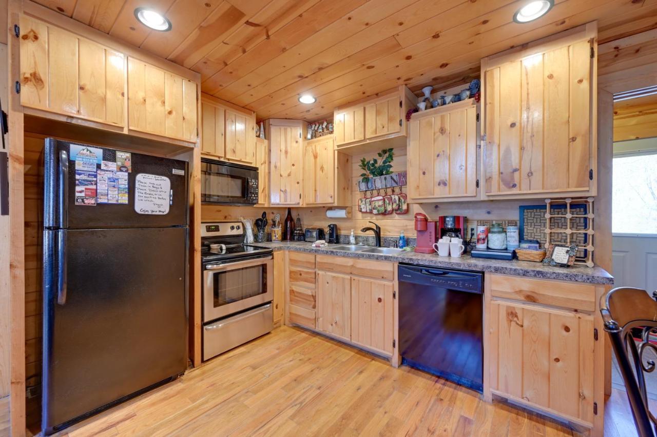 With Hot Tub And Fire Pit, Near Lake! Holiday home *