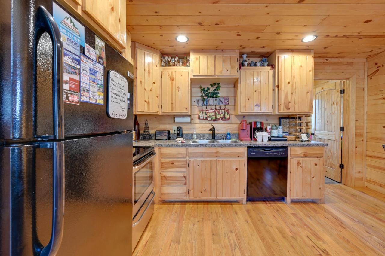 With Hot Tub And Fire Pit, Near Lake! Broken Bow