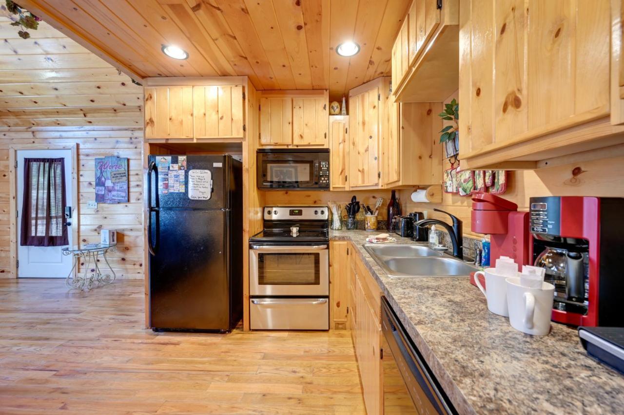 With Hot Tub And Fire Pit, Near Lake! Holiday home *
