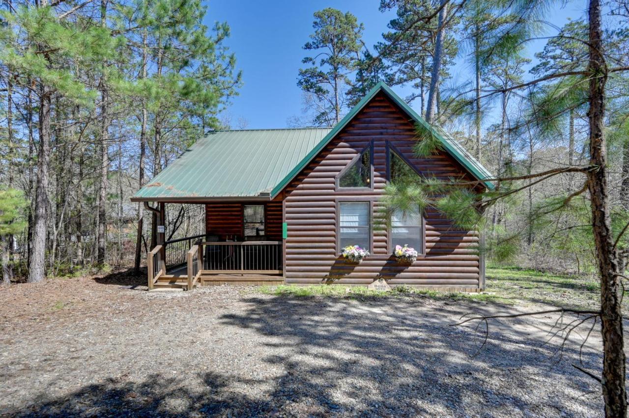 With Hot Tub And Fire Pit, Near Lake! Holiday home Broken Bow